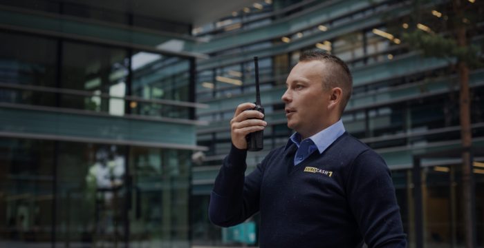 Apsaugos darbuotojas laiko raciją